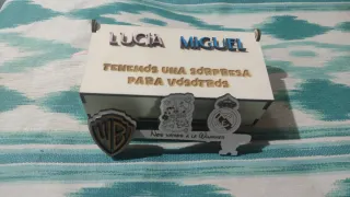 Caja de madera decorada nombres y logos