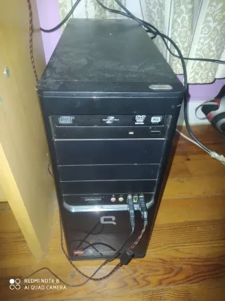 PC Escritorio Negro y Rojo