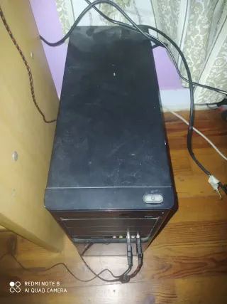 PC Escritorio Negro y Rojo