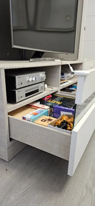 Mueble de salón blanco y gris. Mueble tv y balda.