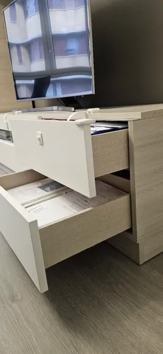 Mueble de salón blanco y gris. Mueble tv y balda.