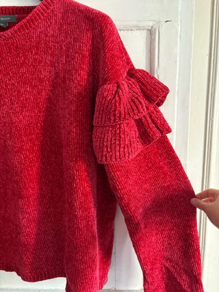 Maglione rosso con volant