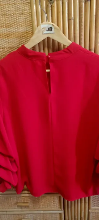 Blusa roja con volantes,un solo uso