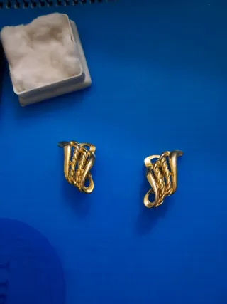 Pendientes dorados con diseño trenzado