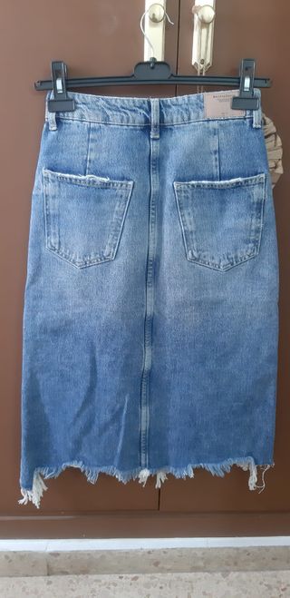 Falda vaquera midi. Nueva sin estrenar. De Bershka