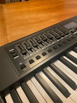 Novation Impulse 61 Controlador MIDI + soporte X
