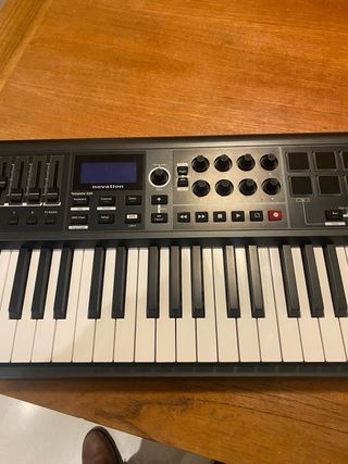 Novation Impulse 61 Controlador MIDI + soporte X