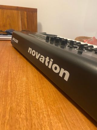 Novation Impulse 61 Controlador MIDI + soporte X