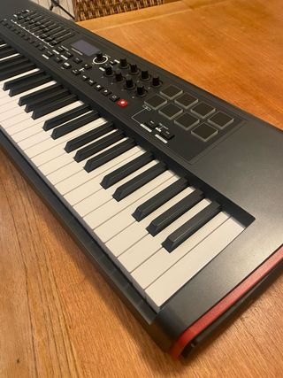 Novation Impulse 61 Controlador MIDI + soporte X