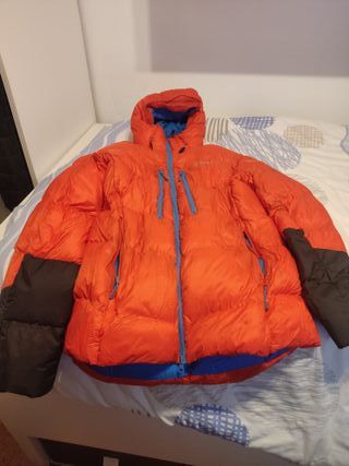 Abrigo naranja y negro