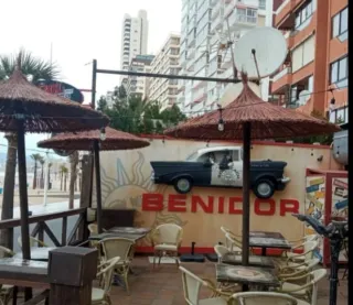 Sombrillas de mimbre y brezo