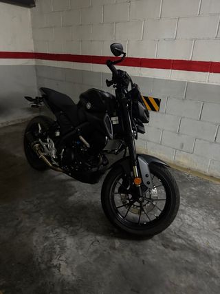 Yamaha MT-125 con escape SC Project 2.500km