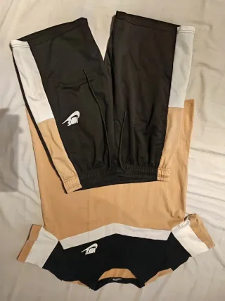Conjunto Deportivo Nike Negro y Beige talla L