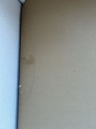 Cama individual gris y blanca