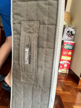 Cama individual gris y blanca