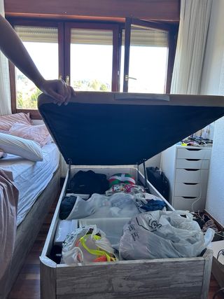 Cama individual gris y blanca