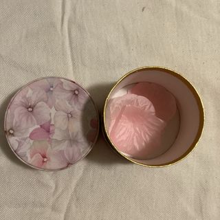 Scatolina rotonda decorata con fiori