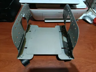 Soporte metálico regulable para ordenador