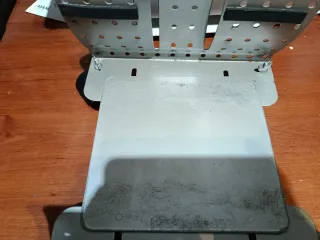 Soporte metálico regulable para ordenador
