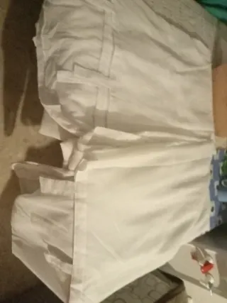 Cortinas blancas de lino,con un pequeño defecto..