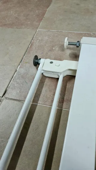 Barrera seguridad metal blanca bebé