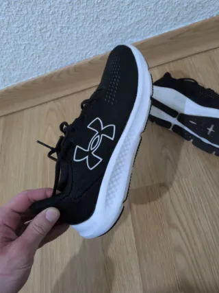 Zapatillas Under Armour Negras y Blancas