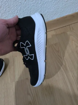 Zapatillas Under Armour Negras y Blancas