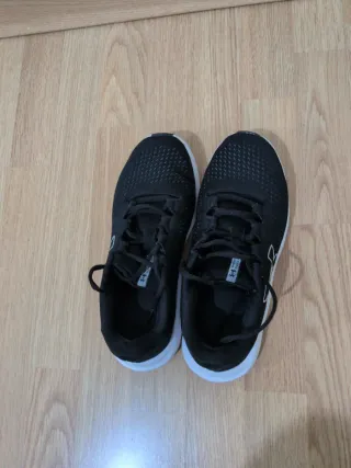 Zapatillas Under Armour Negras y Blancas