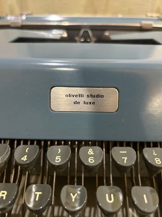 Máquina de escribir antigua olivetti