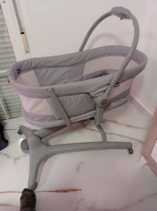 Cuna de bebé gris,con canciones