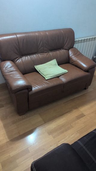 Sofá de piel marrón