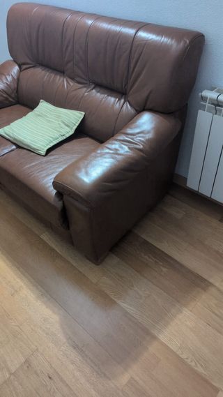 Sofá de piel marrón