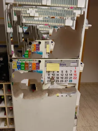 Varios electrodomésticos, mármol, fregadero,grifo.