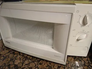 Varios electrodomésticos, mármol, fregadero,grifo.