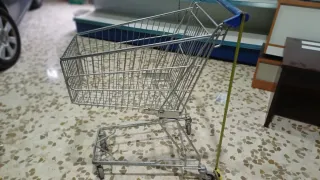 Carro de supermercado metálico
