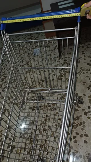 Carro de supermercado metálico