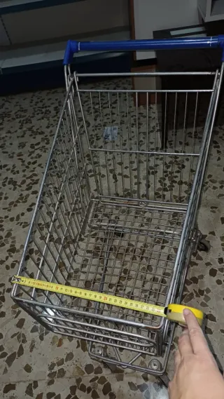 Carro de supermercado metálico