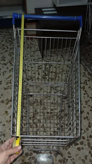Carro de supermercado metálico