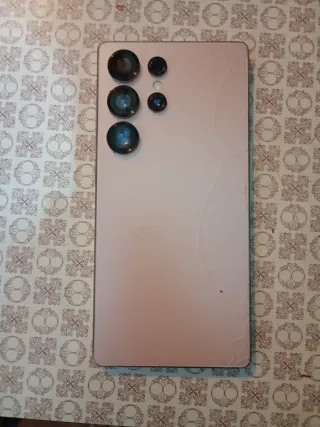 Móvil rosa con cámaras