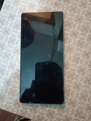 Móvil rosa con cámaras