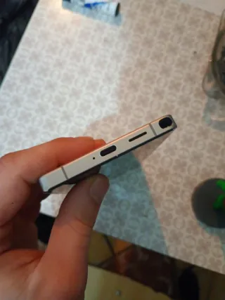 Móvil rosa con cámaras