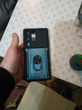 Móvil rosa con cámaras