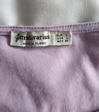 Blusa morada con mangas abullonadas