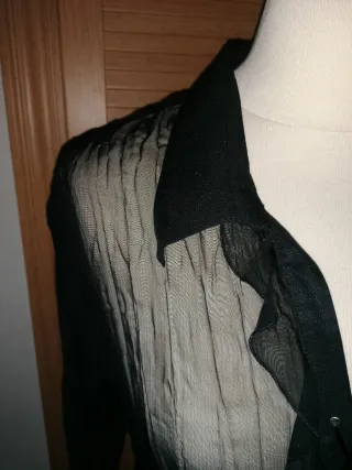 Blusa negra transparente con cordones