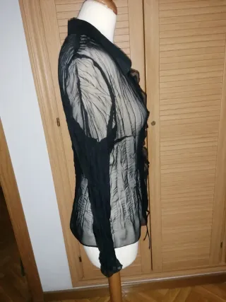 Blusa negra transparente con cordones