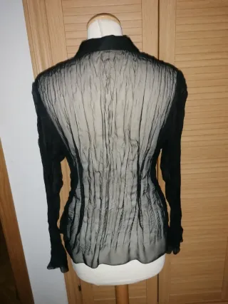 Blusa negra transparente con cordones
