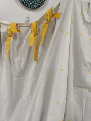 Cortina de loneta con lazos amarillos