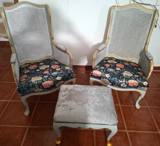 Conjunto de 2 butacas y reposapiés antiguos