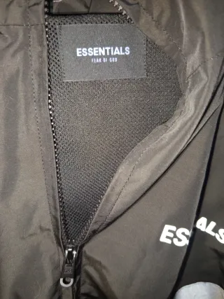 Cortavientos Essentials Negro y Blanco