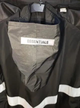 Cortavientos Essentials Negro y Blanco